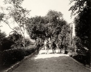 Eine Gruppe uniformierter Männer zu Pferd auf dem Bauernhof Lo Zucco, Sizilien, um 1900 von Eugenio Interguglielmi