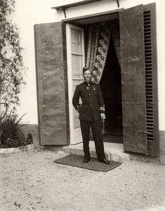 Porträt eines Mannes in Uniform auf dem Bauernhof Lo Zucco, Sizilien, 1900 von Eugenio Interguglielmi