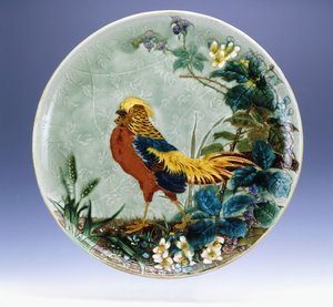 Ein großer Emile Diffloth glasierter Irdenware-Teller, der einen Goldfasan darstellt von Eugène Carrière