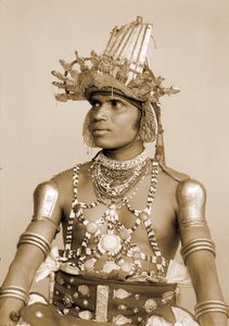 Porträt eines sri-lankischen Tänzers mit geprägtem Silberhelm, ca. 1890