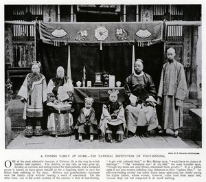 Eine chinesische Familie zu Hause, die nationale Institution des Fußbindens von European Photographer