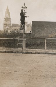 Mann auf einer Leiter repariert eine Straßenlaterne von European Photographer