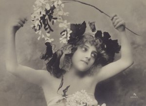 Mädchen mit Weinkranz von European School