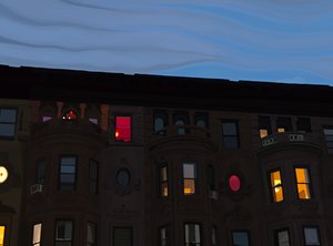 Reihenhäuser mit bunten und beleuchteten Fenstern, Brooklyn von Evan Sklar