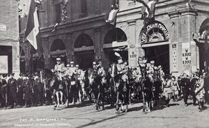 Album "Duce": Benito Mussolini zu Pferd bei einer Parade durch die Straßen von Ferrara