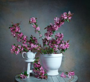 Elegantes Blumen-Stillleben von Fangping Zhou