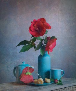 Rote Blumen Türkis-Stillleben von Fangping Zhou