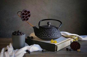Zen-Teekanne und Beeren