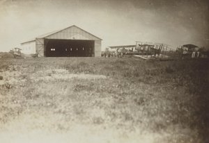 [Flugzeuge auf einem Feld]