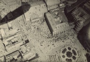 Stadtansicht mit Luftschiffschatten von Fedele Azari