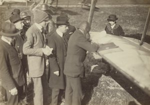 Gruppe am Rand eines Flügels eines Caproni Ca. 3 (Flugzeug) von Fedele Azari