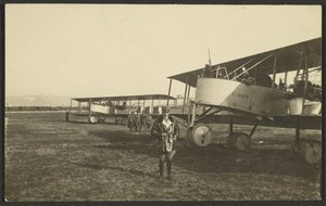 [Mann vor Flugzeug] von Fedele Azari