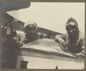 Zwei Piloten im Flugzeug von Fedele Azari