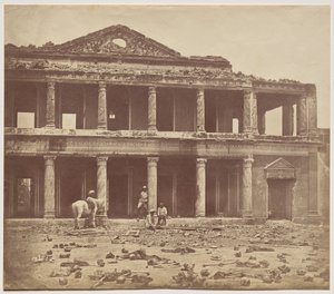 Inneres des Secundra Bagh nach dem Massaker von 2.000 Rebellen durch die 93. Highlander und das 4. Punjab Regiment von Felice A. Beato