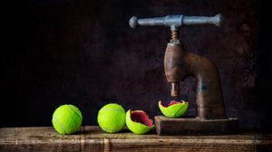 Gepresste Tennisbälle