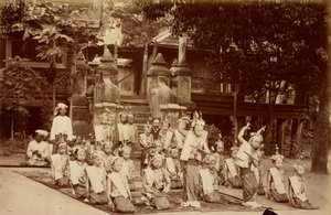 Burmesischer Liliputaner tanzte vor F.A. Victor in Mandalay von Felice Beato