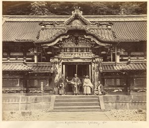 Geschnitztes und bemaltes Tor in Nikko von Felice Beato