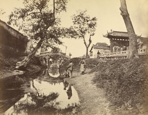 [Chinesische Ansicht eines Flusses und einer Brücke in einem Dorf mit mehreren Chinesen] von Felice Beato