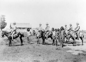 Dacoits werden von berittener Infanterie gebracht, ca. 1890
