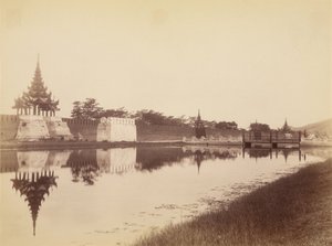 Ostwand der Stadt mit Graben und Brücke, Mandalay von Felice Beato