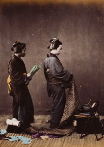 Japanische Frauen beim Ankleiden, ca. 1870-1880