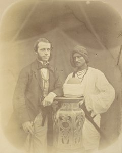 Porträt von J.D. Forsyth, Esq., C.S. Sec., Hauptkommandant in Oude mit seinem indischen Diener von Felice Beato