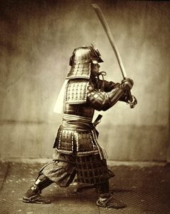 Samurai mit erhobenem Schwert, ca. 1860 von Felice Beato