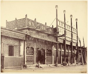 Straße und Geschäfte in der Tartarstadt von Peking von Felice Beato