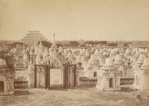 Die 450 Pagode von der zentralen Pagode - Mandalay