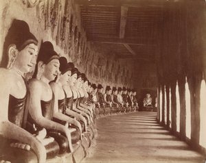 Die neunundvierzig Gautamas im Sagaing-Tempel von Felice Beato