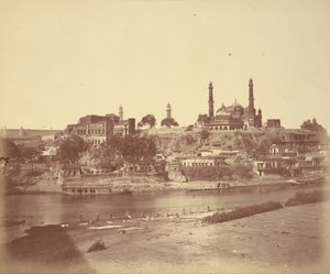 Das Muchee Bhawan Fort und der Gomti-Fluss, vom Steinbrücke aus gesehen von Felice Beato