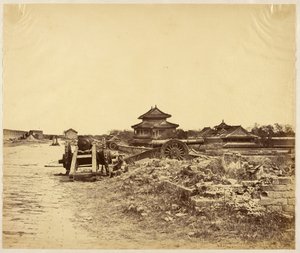 Oberseite der Mauer von Peking, Besitz ergriffen am 14. Oktober 1860, zeigt die chinesischen Kanonen gegen unsere Batterien gerichtet von Felice Beato
