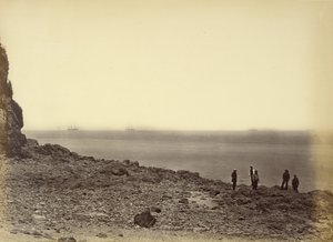 Ansicht der Küste mit Schiffen am Horizont und fünf Figuren am Strand
