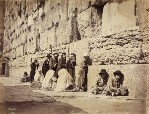 Eine Gruppe von Israeliten, die an der Klagemauer (oder Westmauer) in Jerusalem beten von Félix Bonfils