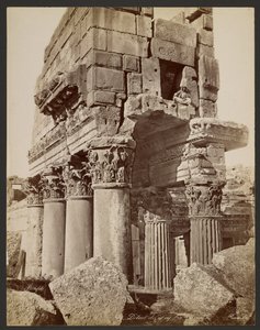 Detail der Kapitelle des Proanos Baalbek von Félix Bonfils