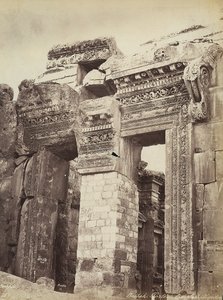 Eingang zum Tempel des Jupiter oder Tempel der Sonne in der archäologischen Zone von Heliopolis oder Baalbek, antike syrische Stadt, heute Libanon von Félix Bonfils