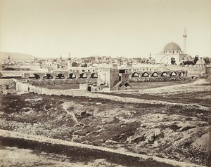Panoramablick auf ein bewohntes Gebiet mit einer Moschee in Israel von Félix Bonfils