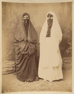 [Porträt von zwei Frauen in nahöstlicher Kleidung] von Félix Bonfils