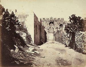 Ansicht eines Abschnitts der Stadtmauern und des Hauses der Heiligen Anna in Jerusalem von Félix Bonfils