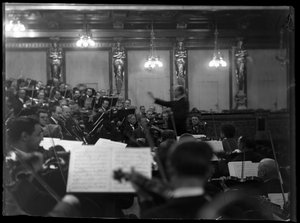 Orchesterprobe des Wiener Mitglieds eines Philharmonieorchesters von Ferdinand Schmutzer