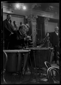 Schlagwerk eines Wiener Mitglieds eines philharmonischen Orchesters von Ferdinand Schmutzer