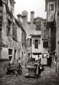 Ein von Gebäuden umgebener Hof in Venedig