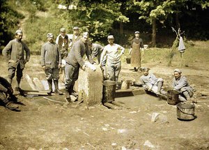 Gruppe französischer Soldaten beim Wäschewaschen an einem Brunnen, Soissons, Aisne, 1917
