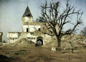 Schwer beschädigtes Schloss und der Baum, an dem Napoleon III. einst ruhte, Ham, Somme, Frankreich, 1917 von Fernand Cuville