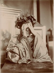 Frau lehnt an einem Tisch, die Hände vor dem Gesicht von Fernand Khnopff