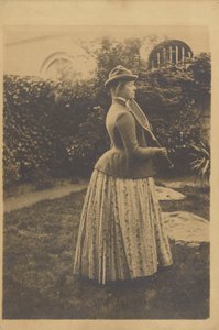 Frau mit Schläger, im Garten
