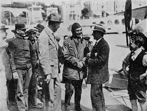 Die Schneider-Trophäe: Howard Pixton spricht nach seinem Sieg mit Jacques Schneider, 1914, 1934