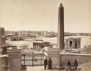 Alexandria, Ägypten: der Obelisk der Kleopatra, mit vier Männern, die für das Foto posieren von Félix Bonfils