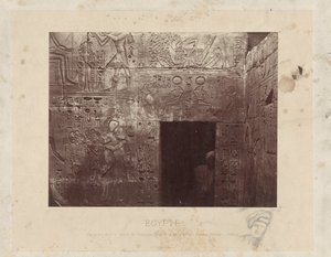 Mann in einer Türöffnung im Tempel von Ramses III in Ägypten