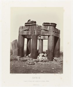 Mann auf der Qubba von Douris, nahe Baalbek von Félix Bonfils